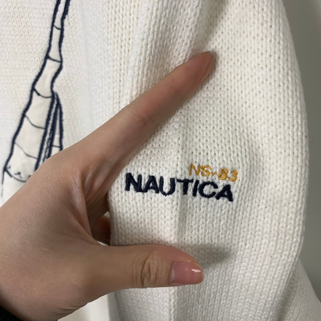 노티카 자수로고 화이트 니트 상품이미지4