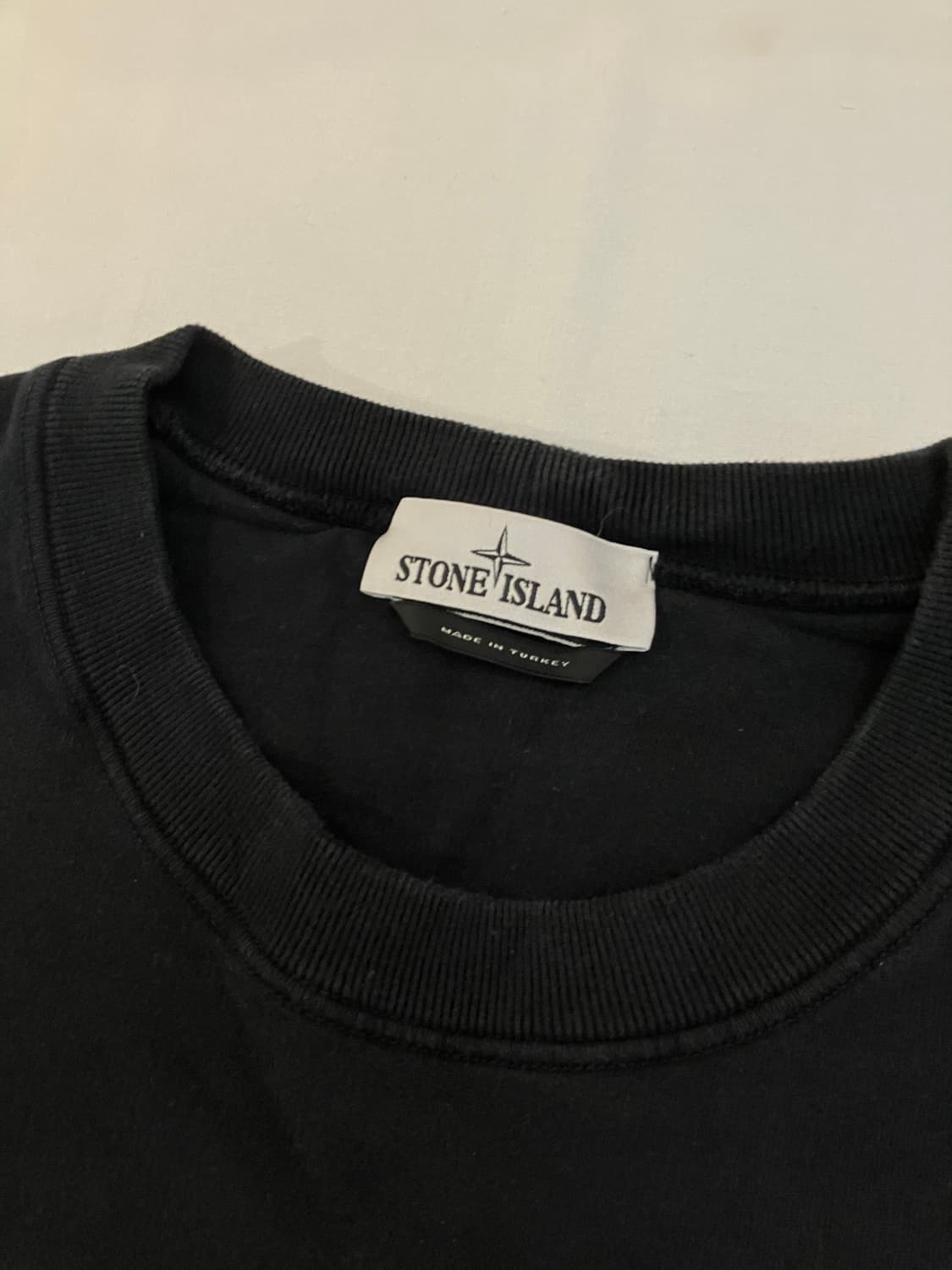 22FW 스톤아일랜드 와펜 크루넥 맨투맨 블랙 상품이미지3