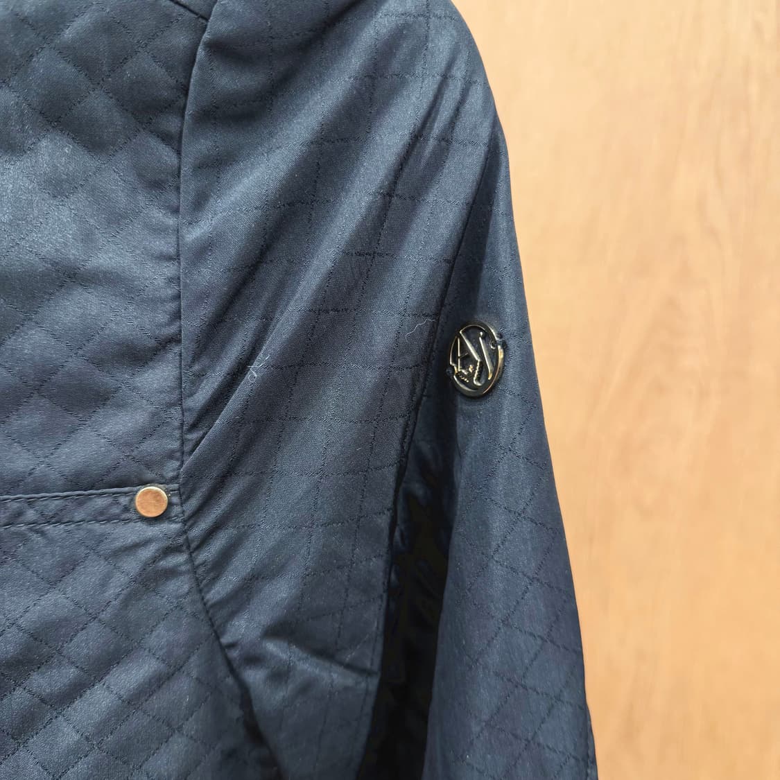 아르마니 진스 퀄팅 경량 자켓 골드 로고 장식 드로우 스트링 디테일 블랙 상품이미지6