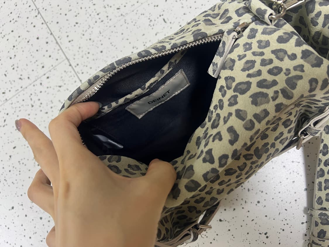 [새상품급] 다이닛 스터드 포켓백 레오파드  상품이미지6