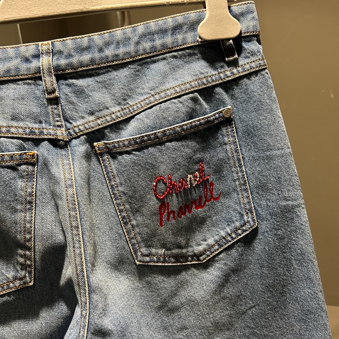 샤넬 X 퍼렐 비즈 레터링 데님팬츠 상품이미지6