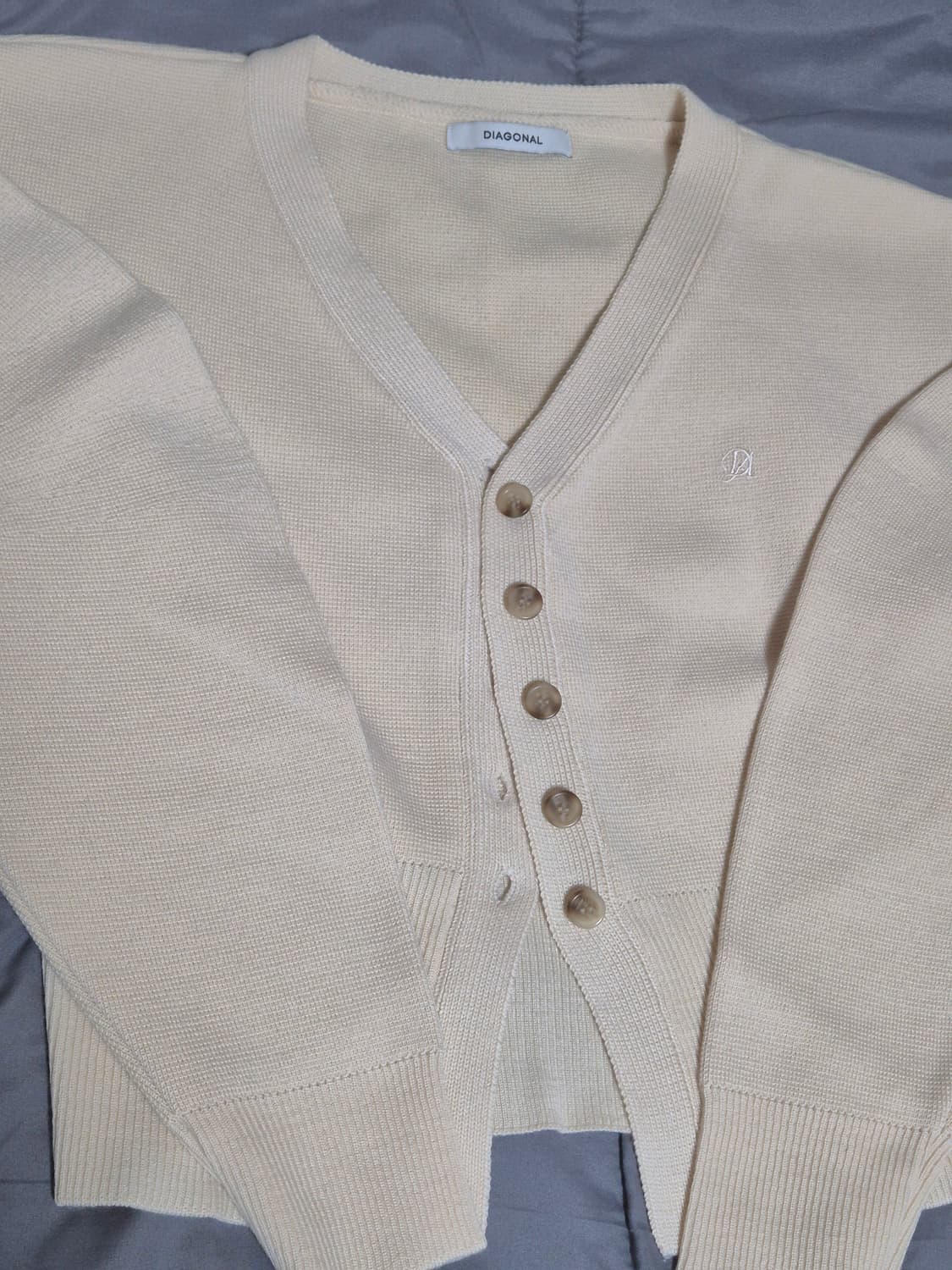 다이애그널 ROUND SILHOUETTE WOOL CARDIGAN 상품이미지5