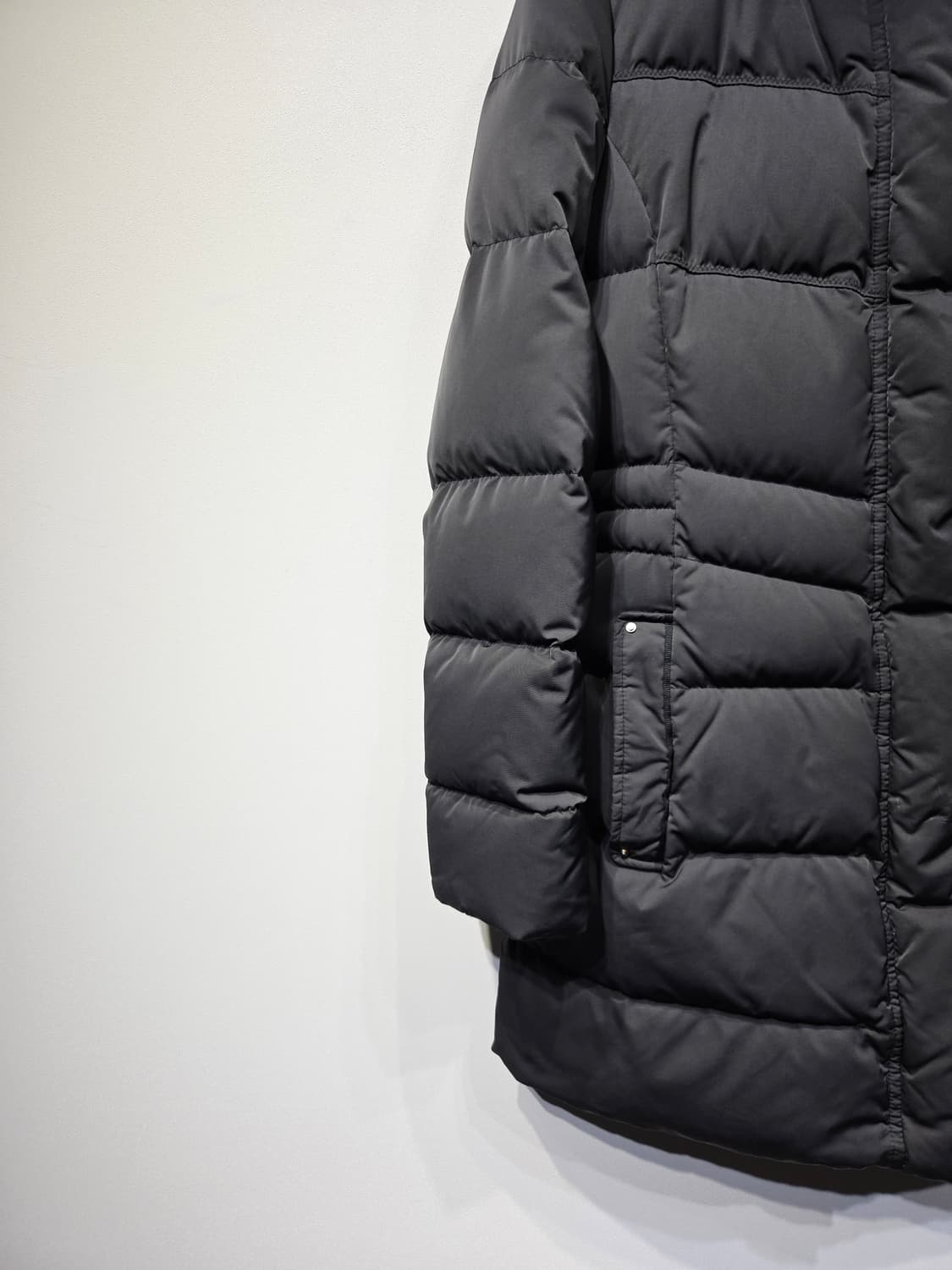 헤지스(HAZZYS) 클래식 체크 안감 블랙 구스다운 롱패딩 상품이미지4