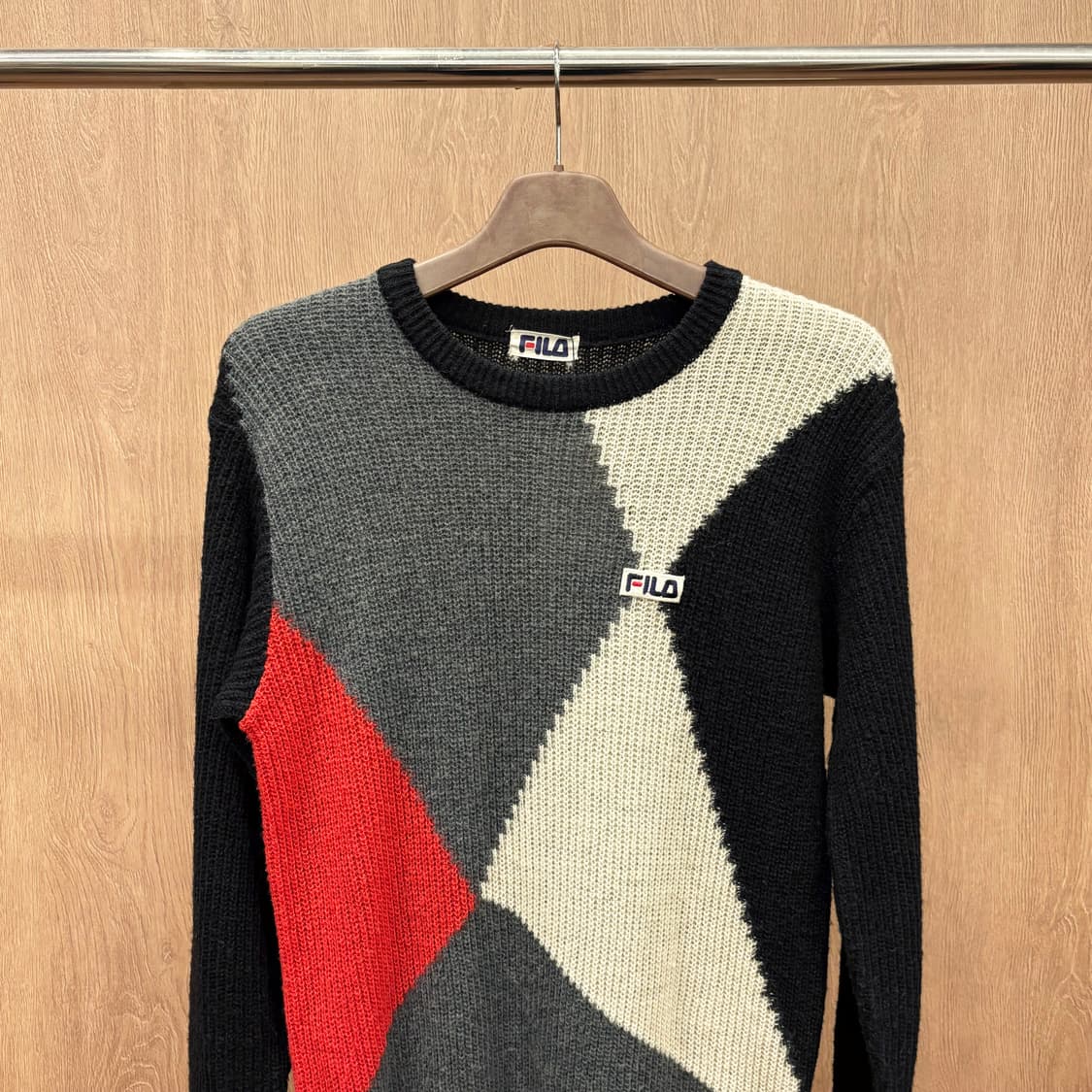 휠라 라운드넥 긴팔 니트 기하학 컬러 블록 패턴 로고 패치 디테일 블랙 상품이미지4