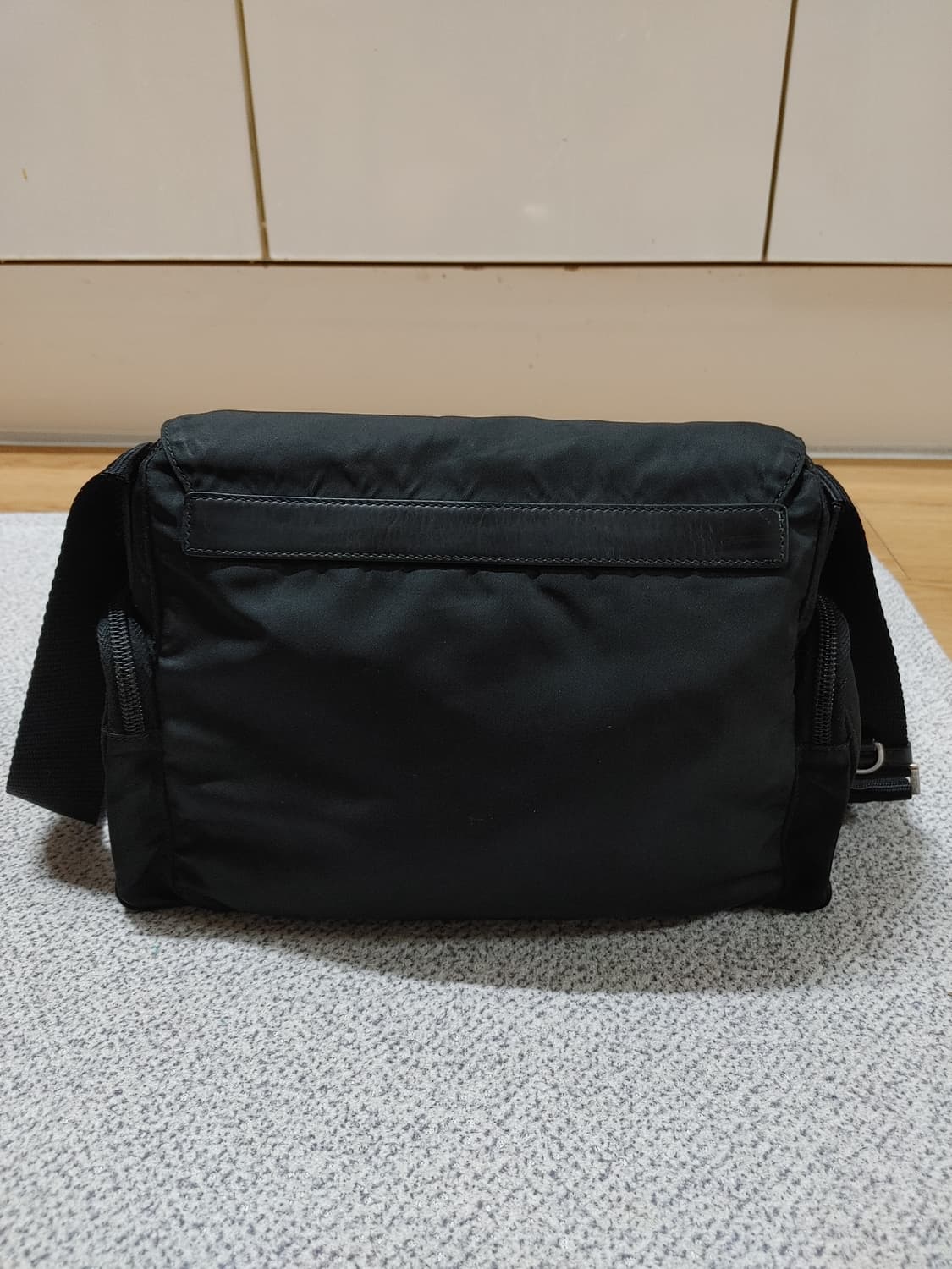 정품 프라다 테수토 나일론 바이커 모터백 크로스백 상품이미지4