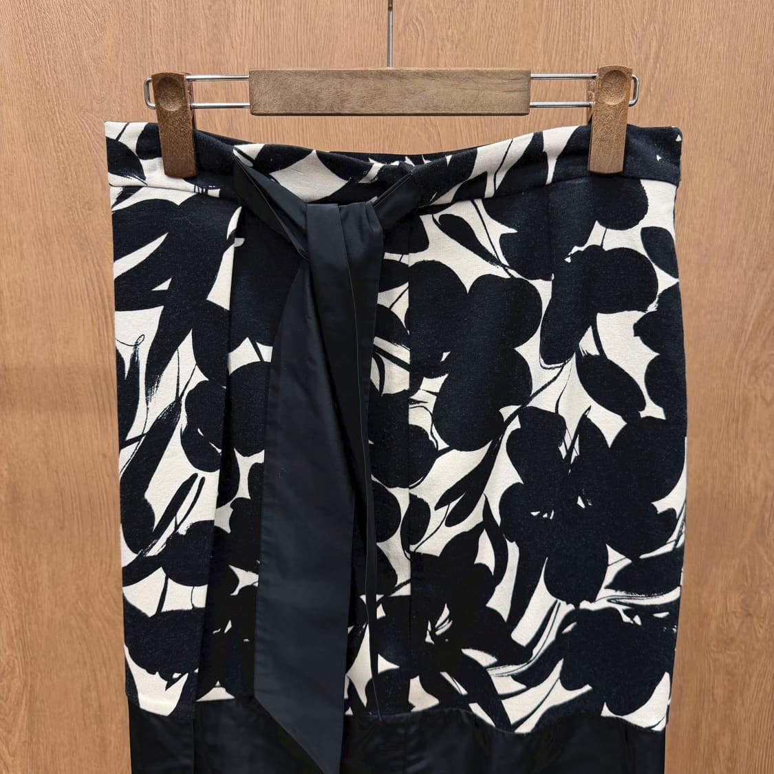 막스마라 미디 스커트 플로럴 프린팅 리본 스트랩 타이 디테일 H라인 블랙 상품이미지4