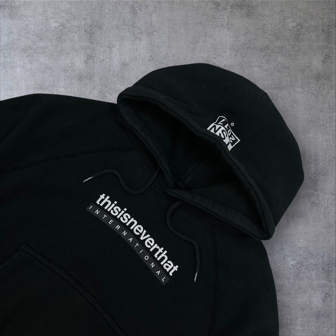 디스이즈네버댓 스펠아웃 로고 블랙 후드티 상품이미지2