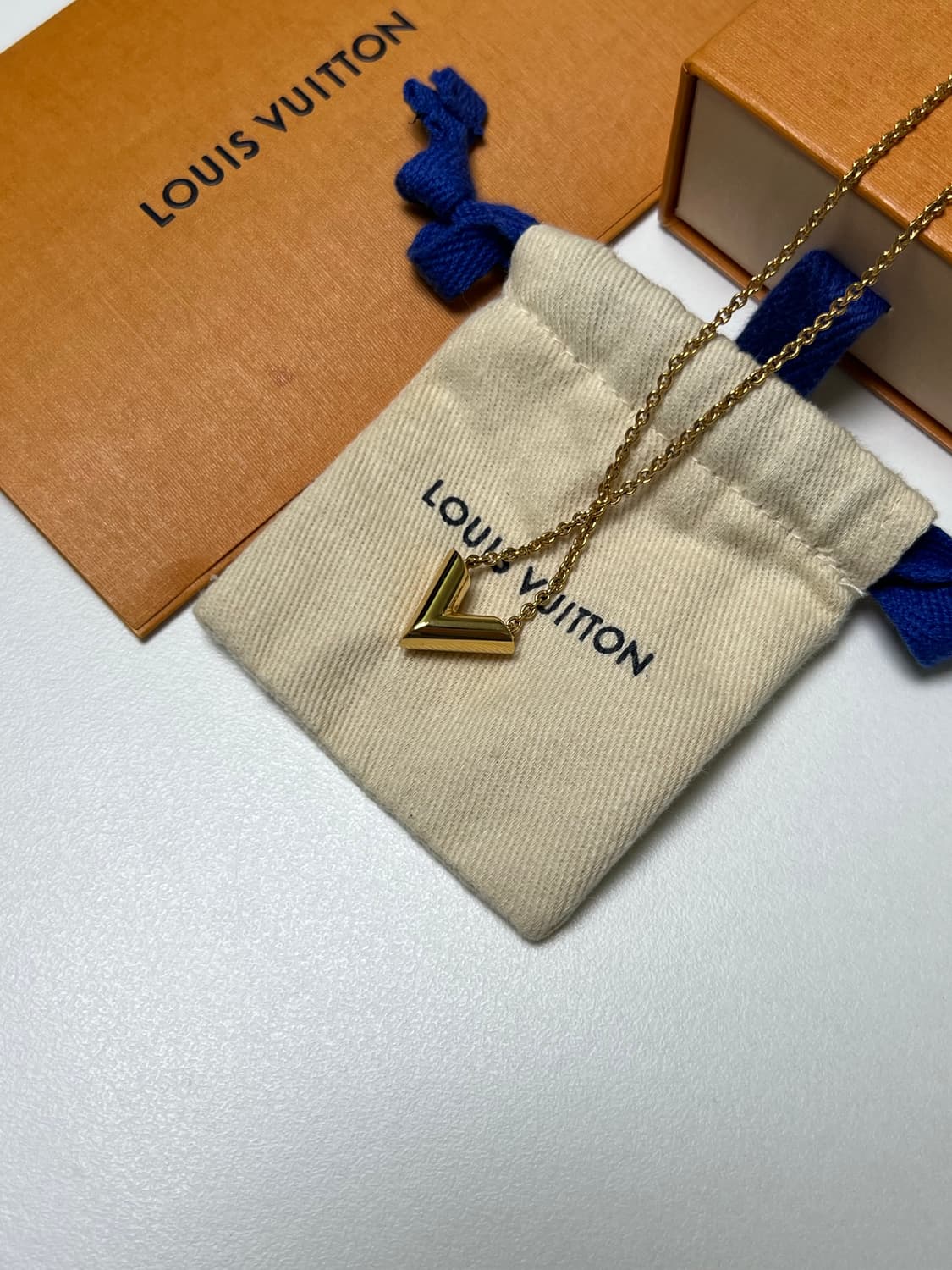 [정품] 루이비통 에센셜 V 골드 목걸이 상품이미지4
