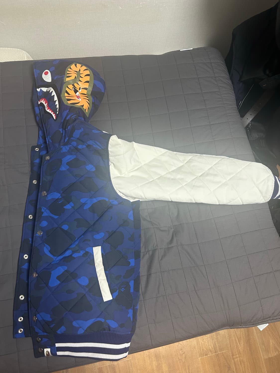 베이프 샤크후드 바시티 자켓 상품이미지1