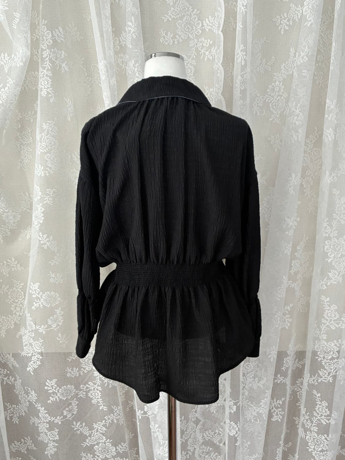 82-94-160)새상품 한섬 오즈세컨 스모킹 블라우스 블랙 상품이미지2