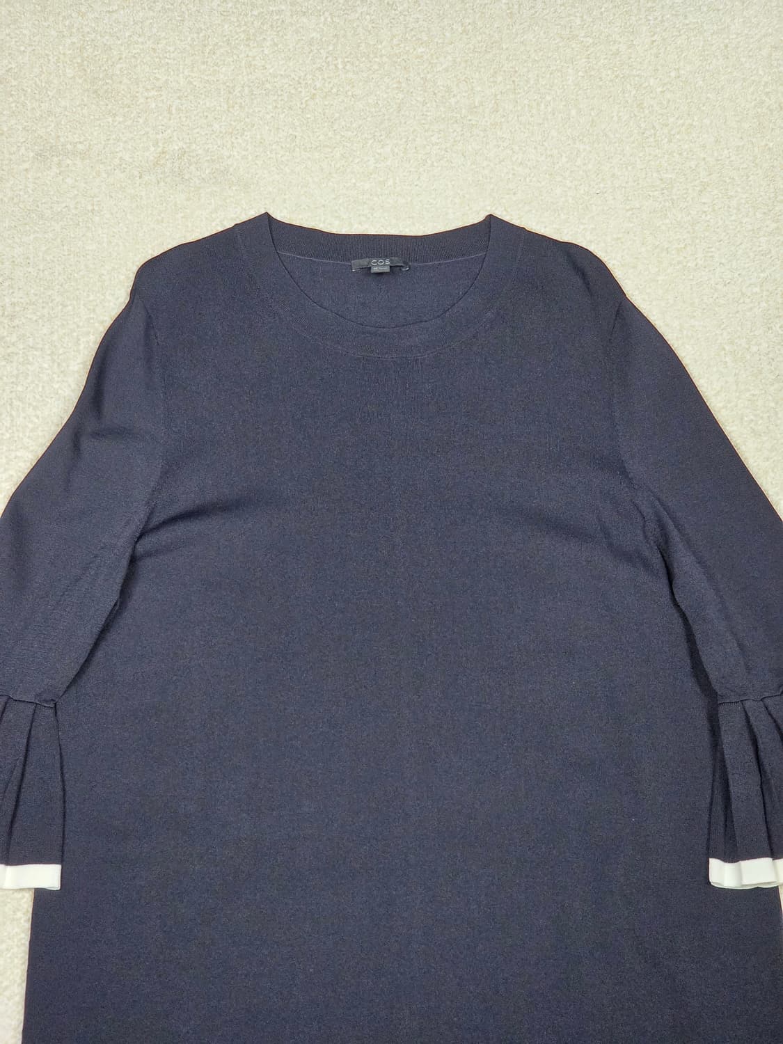 [COS] 플리츠 소매 배색 니트 원피스 | A00163 상품이미지2