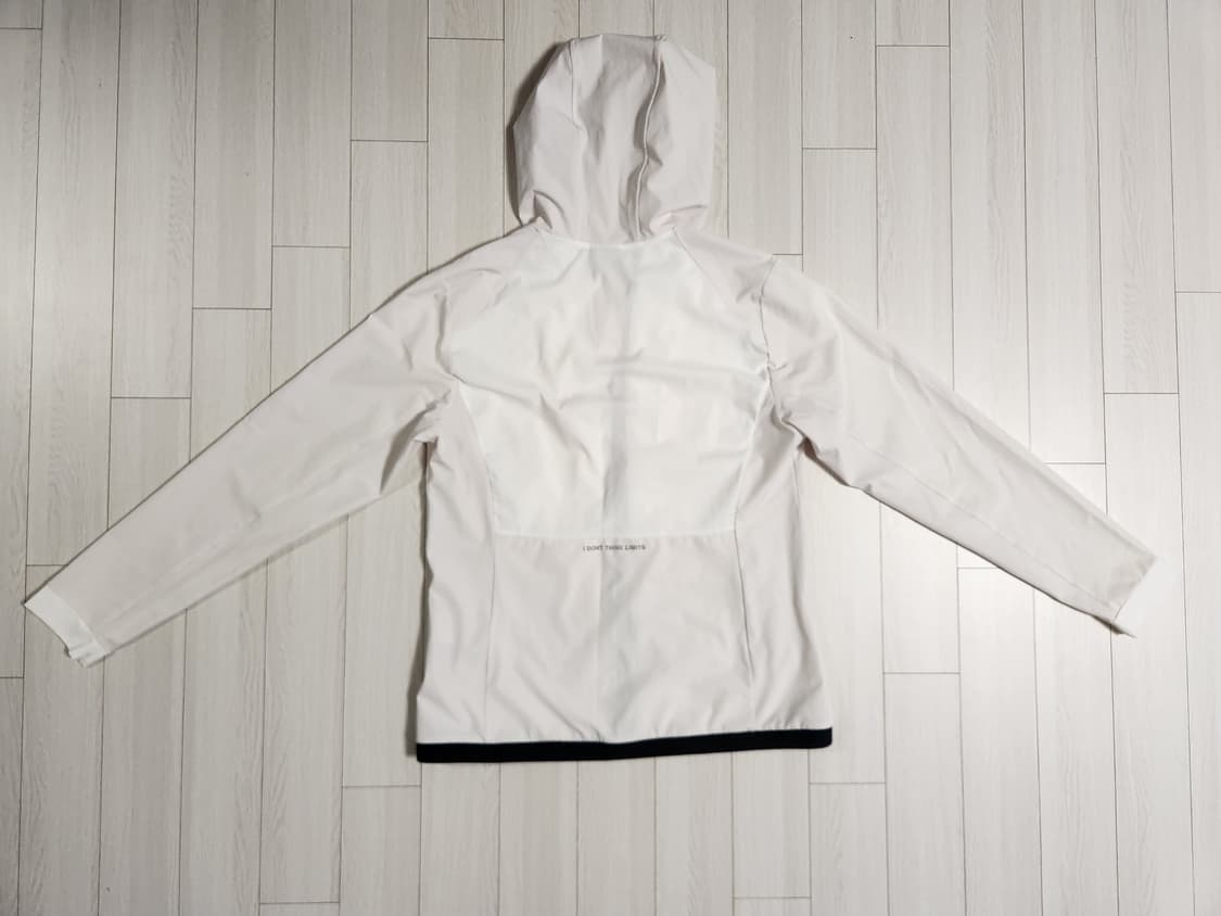 푸마 화이트 후드 집업 바람막이 사이즈xl(새상품급)

오염 하자없이 깨 상품이미지7