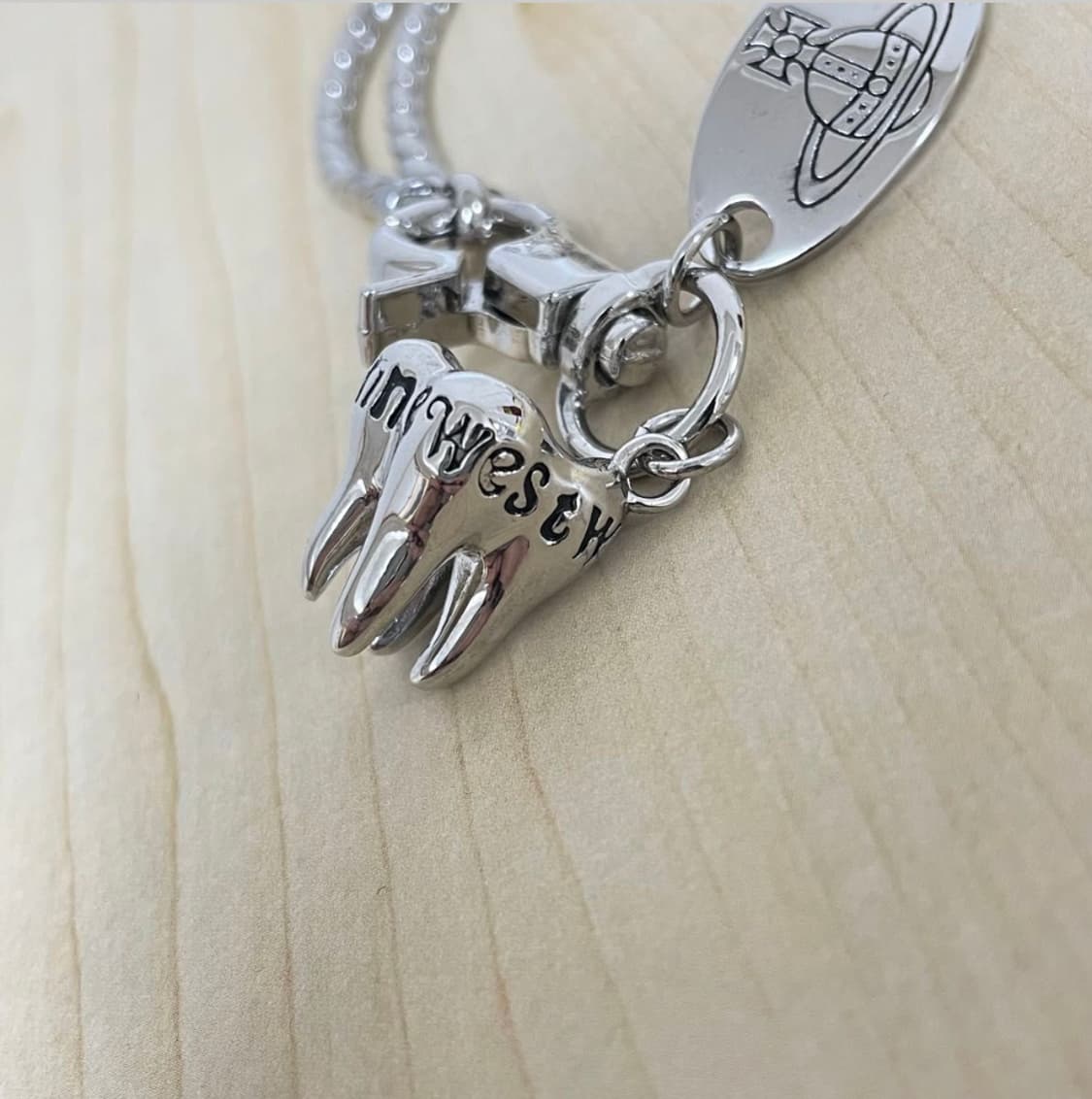 비비안웨스트우드 아카이브 이빨 orb 로고 팔찌 상품이미지5