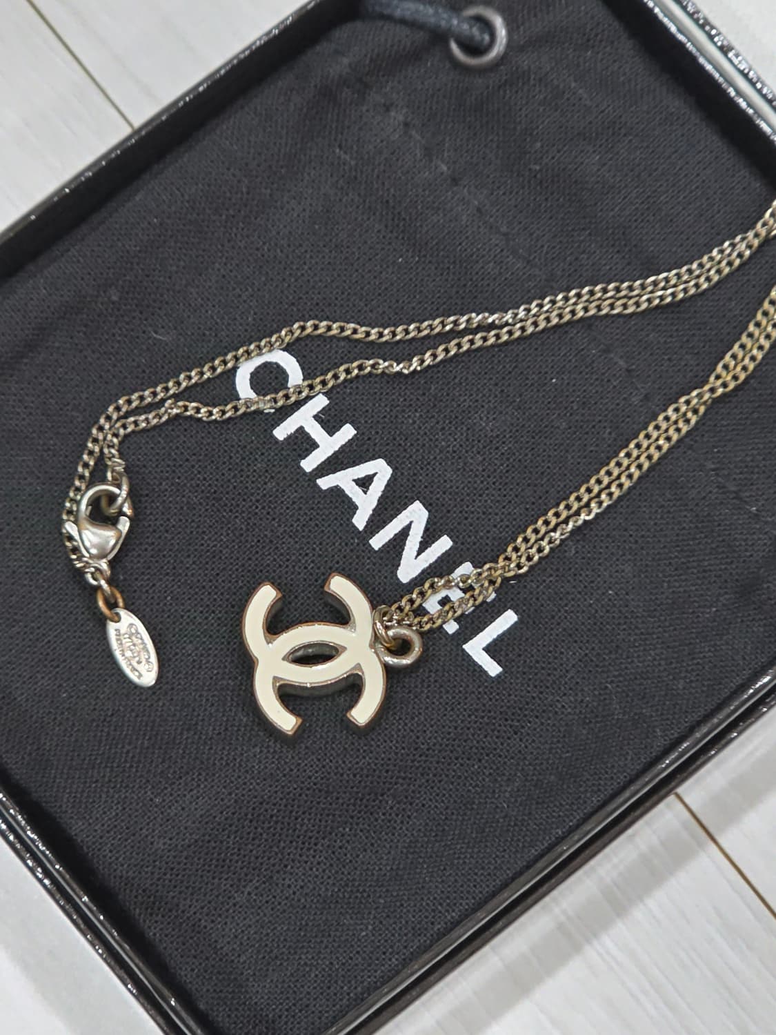 샤넬 제니목걸이 에폭시 cc로고 양면 펜던트 넥크리스 아이보리x실버 상품이미지3