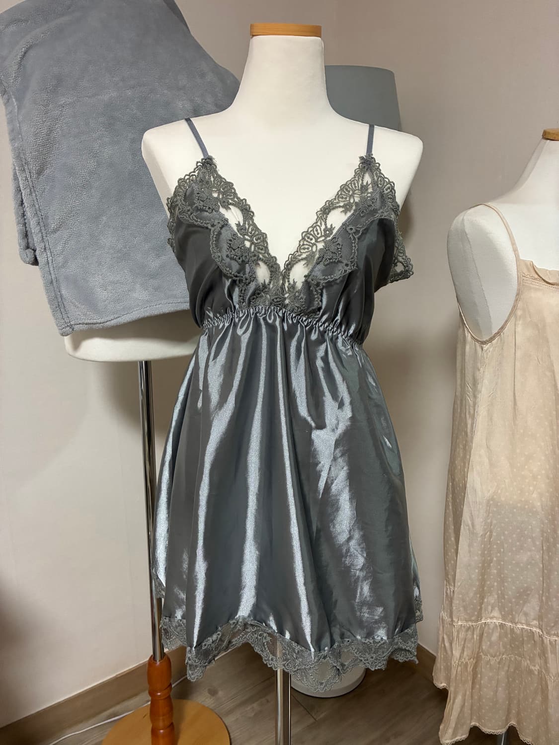 그레이 레이스 슬리브리스 상품이미지1