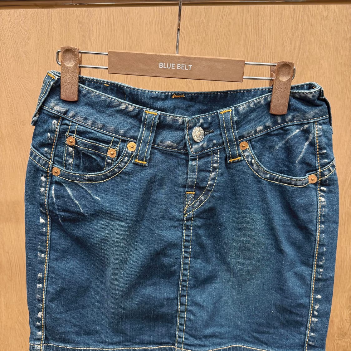 리바이스 코튼 미니 스커트 플랩 포켓 레드 로고 탭 디테일 H라인 진청 상품이미지4