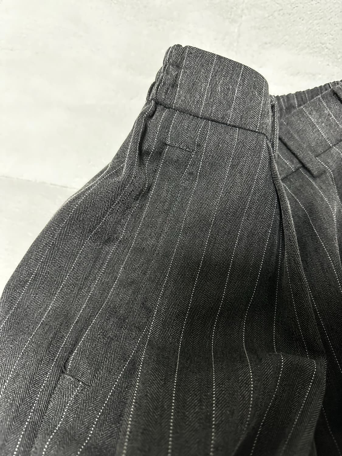 노운 wide taperd pants (stripe charcoal) 상품이미지6