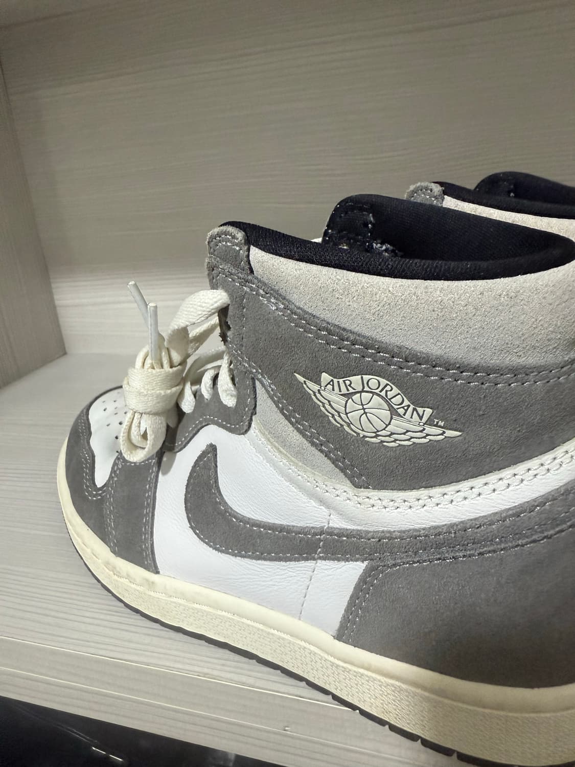 조던 1 레트로 하이 OG 블랙 앤 스모크 그레이 상품이미지3