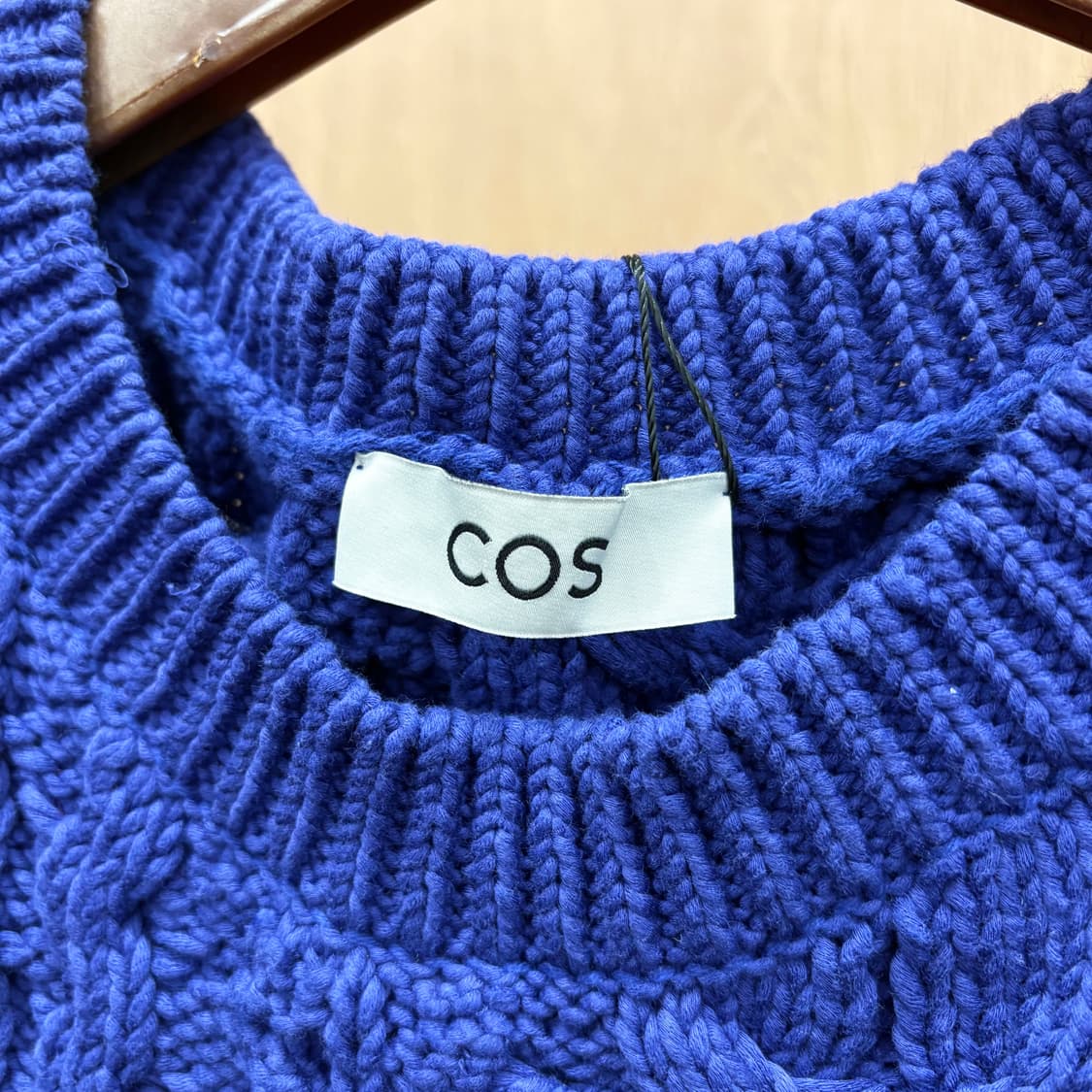 코스 니트 베스트 케이블 니팅 씨드 스티치 골지 마감 디테일 블루 상품이미지6