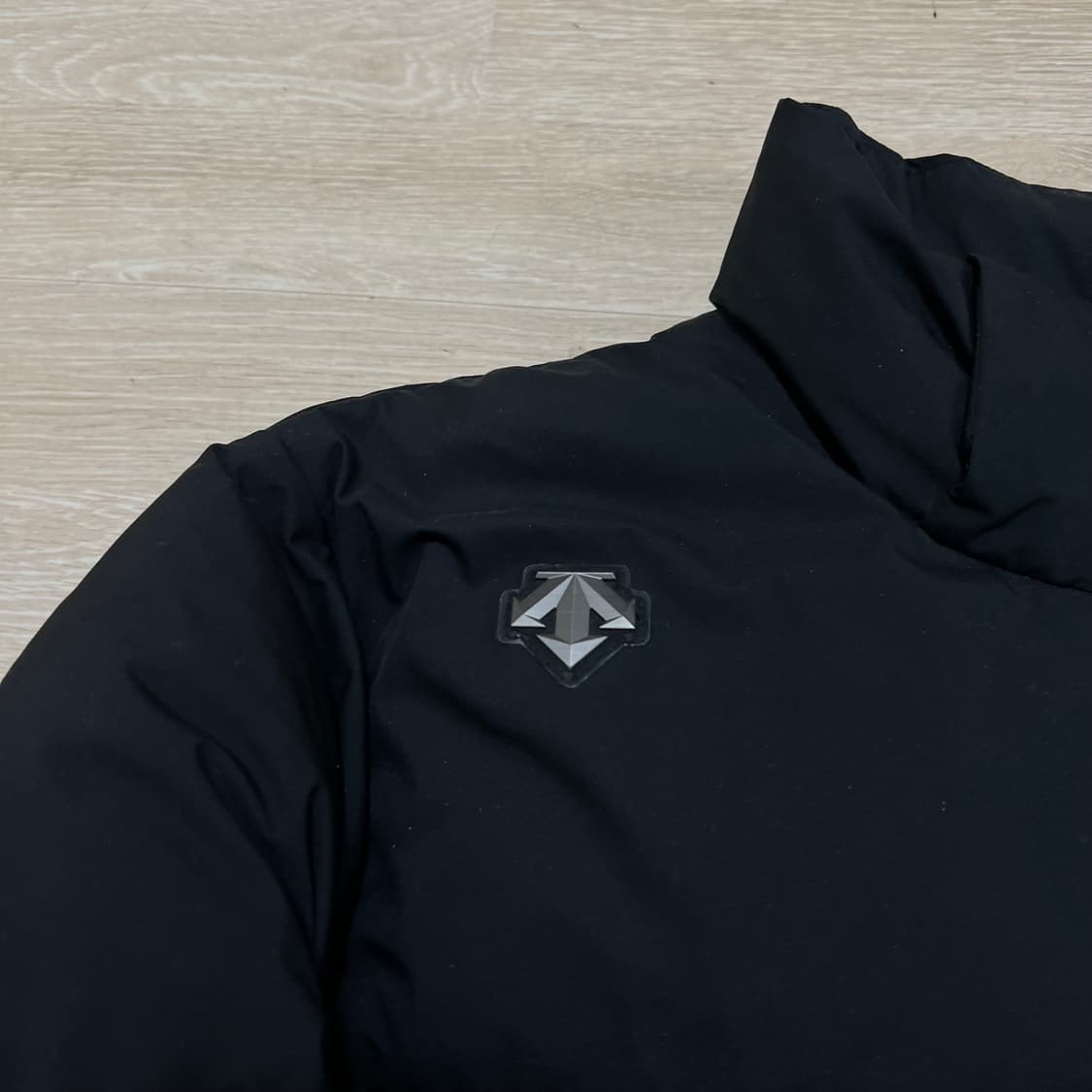 데상트 덕다운 스탠드넥 푸퍼 패딩 점퍼 [블랙] L/100 상품이미지4