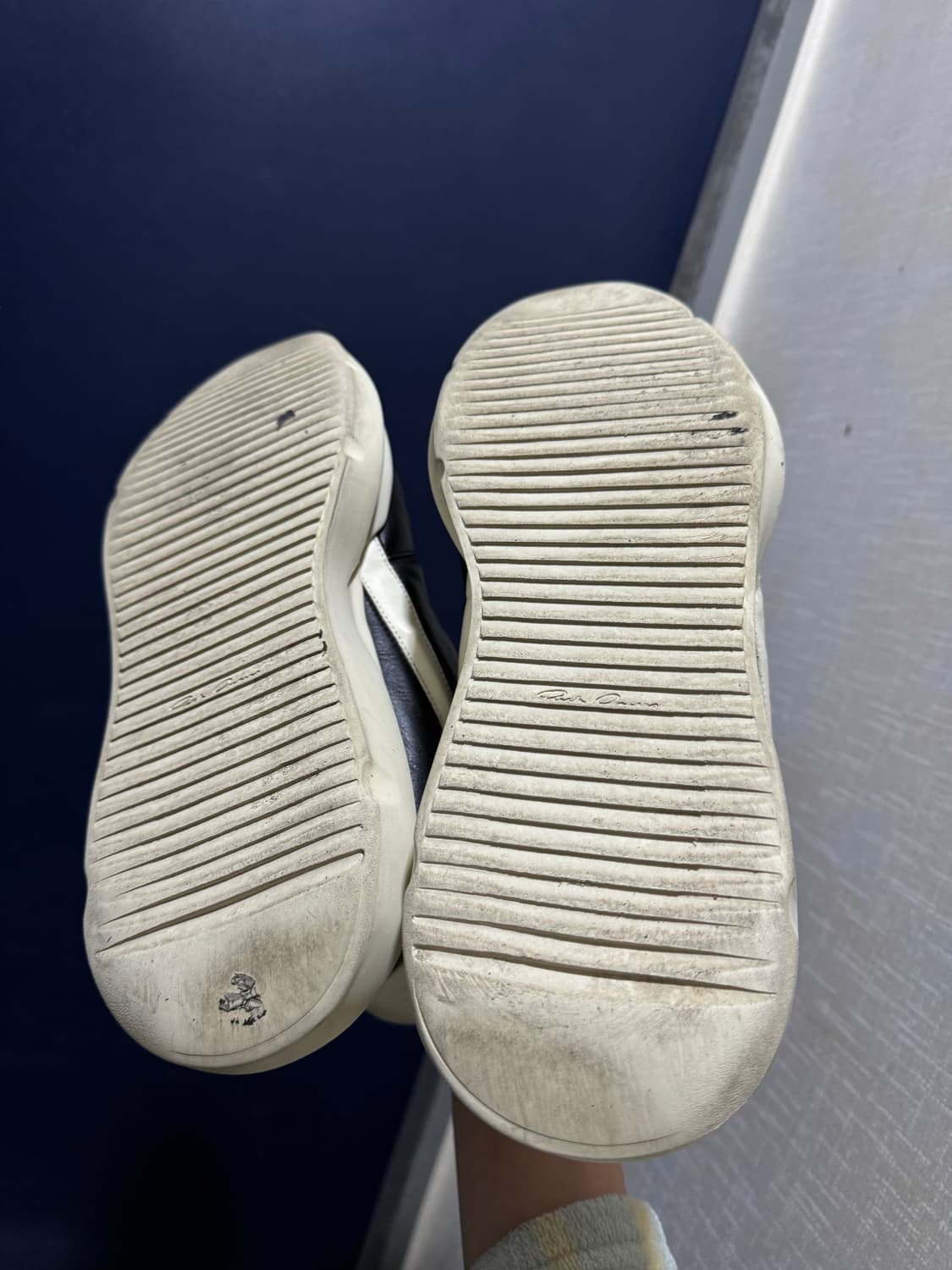 릭오웬스 22시즌 게스 러너 블랙밀크 42사이즈 상품이미지3