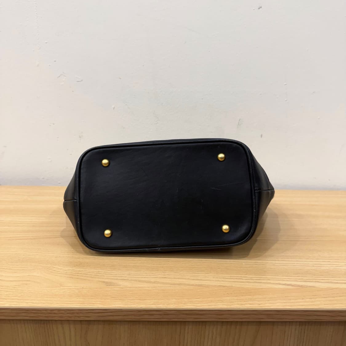 꾸레쥬 레더 토트백 빅 로고 엠보싱 골드 핸들 스트랩 파츠 디테일 블랙 상품이미지4