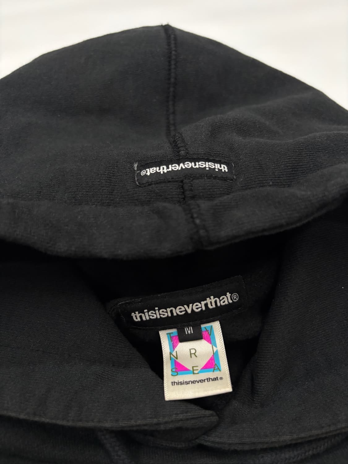 디스이즈네버댓 미들 로고 블랙 후드티  상품이미지3
