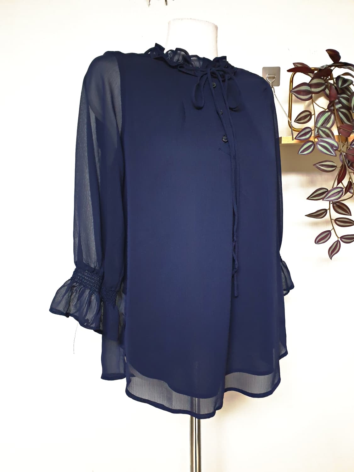 TAGME 시스루팔 프릴넥 블라우스 55 네이비 상품이미지3