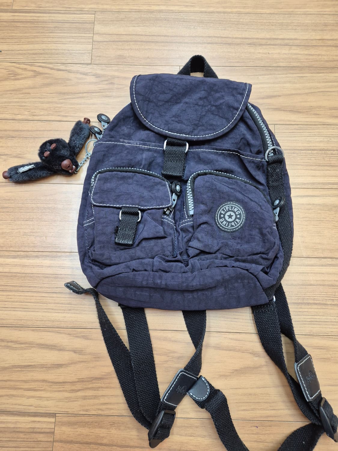 키플링 미니 백팩 판매합니다. 블랙 색상이라 어느 옷에나 잘 어울립니다. 상품이미지2