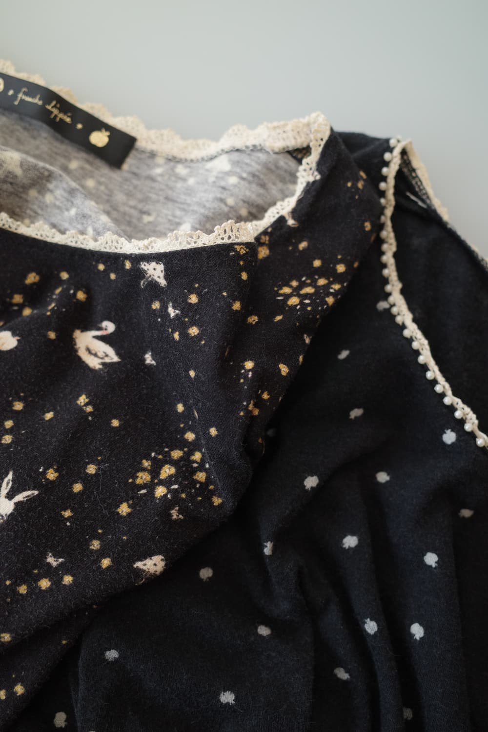 Lace trimming graphic top 상품이미지1