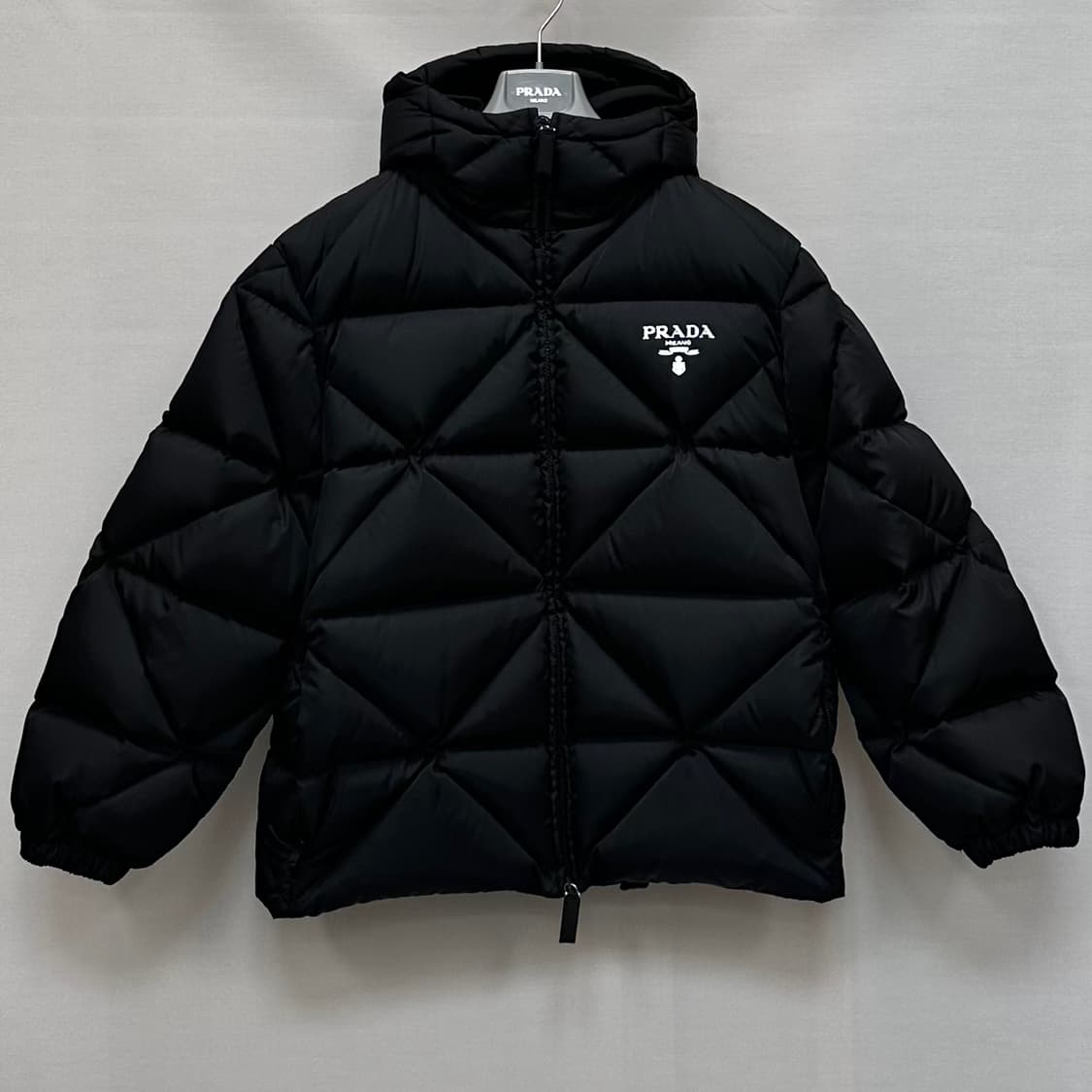 프라다 리나일론 개버딘 크롭 다운 자켓 ( 여성 오버핏 ) 상품이미지1