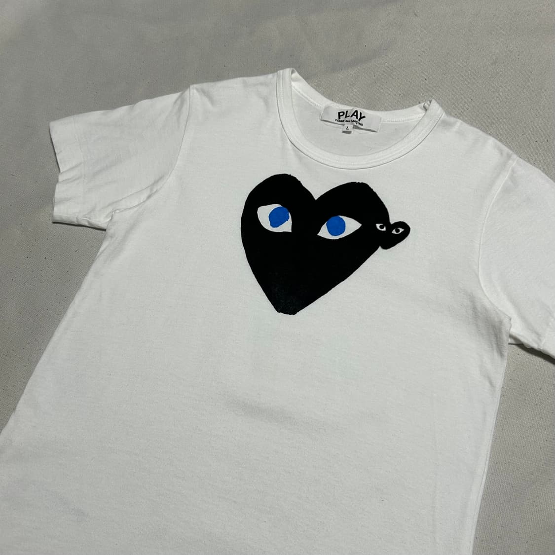 L 꼼데가르송 블랙 하트 와펜 화이트 반팔티 상품이미지1