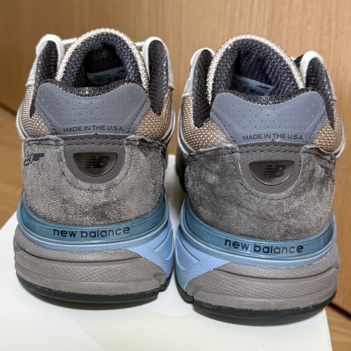 뉴발란스 x 오라리 990v4 런던포그 245 상품이미지3
