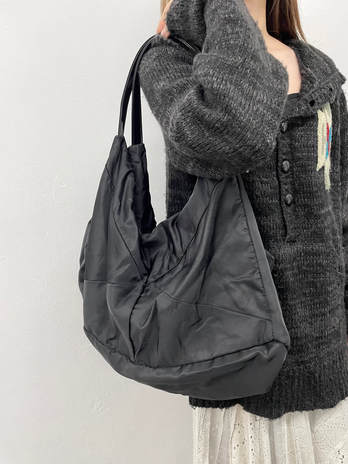 블랙 나일론 절개 호보백 상품이미지2