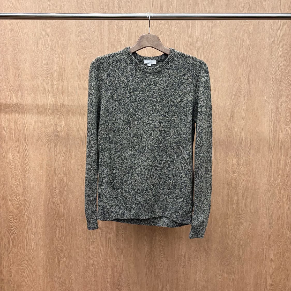 코스 레귤러핏 라운드넥 울 긴팔 니트 멜란지 짜임 리브 마감 디테일 카키 상품이미지2