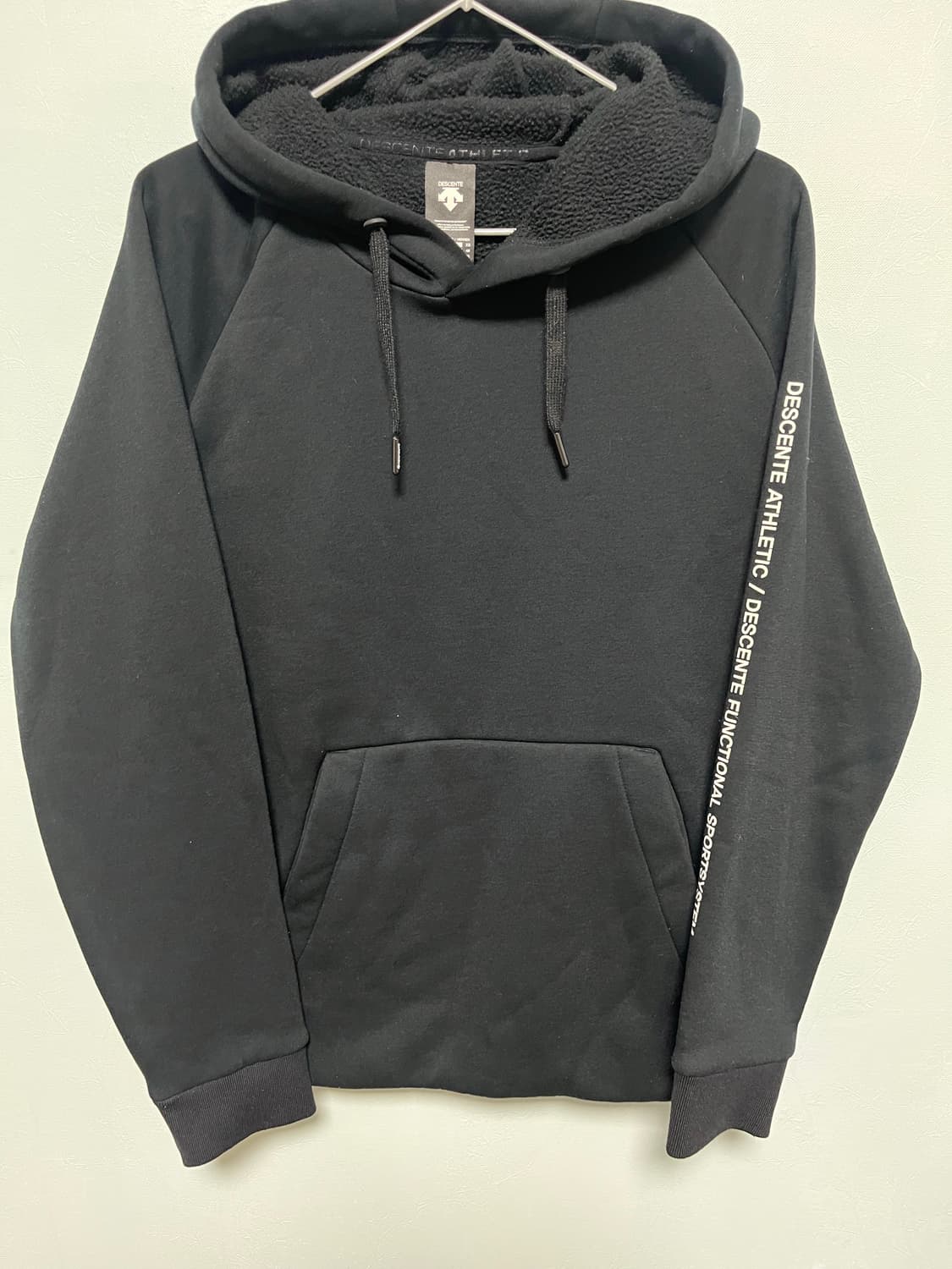 데상트 블랙 기모 후드티 상품이미지1