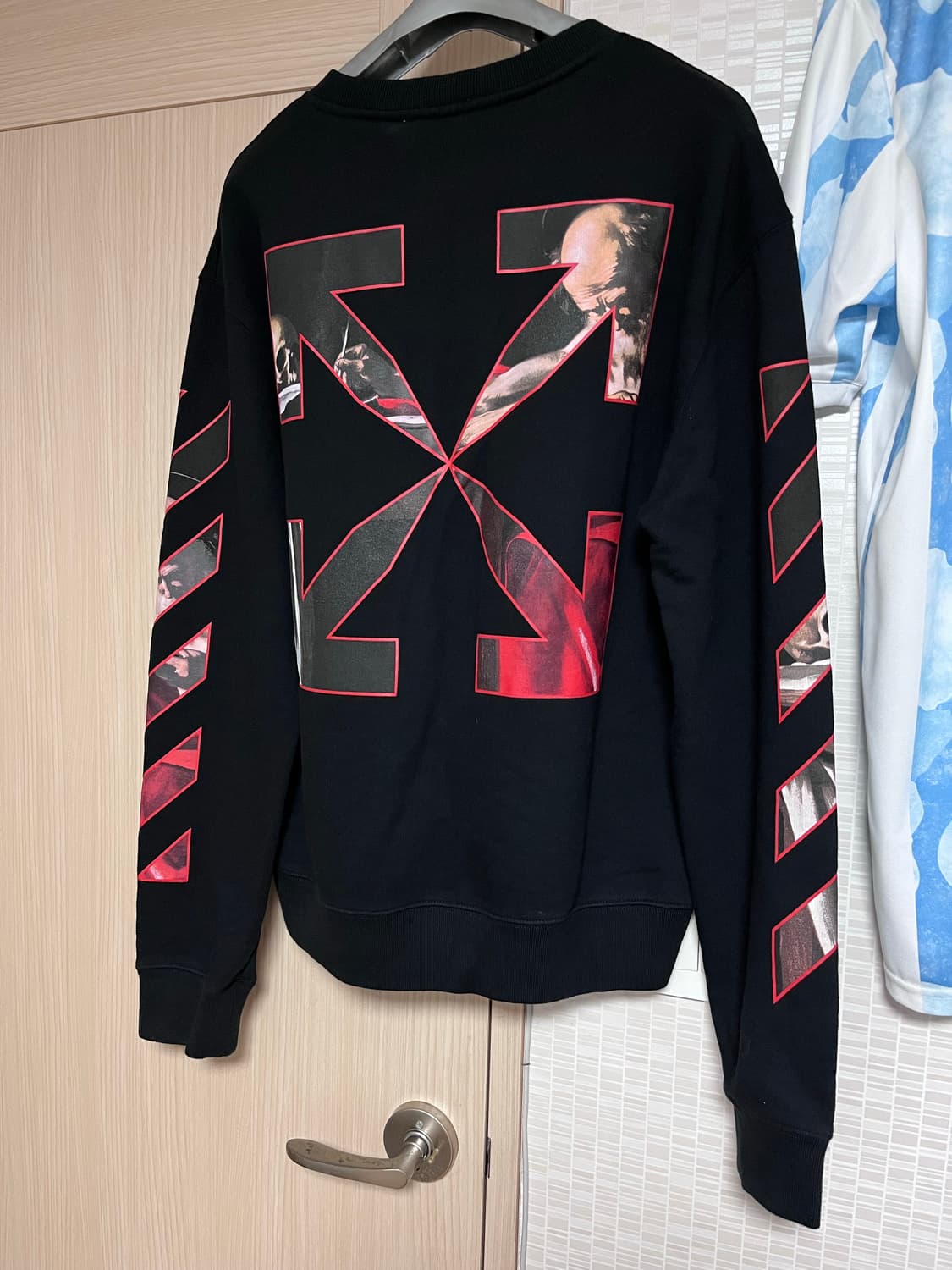 [XL] 오프화이트 카라바조 블랙 맨투맨 상품이미지2