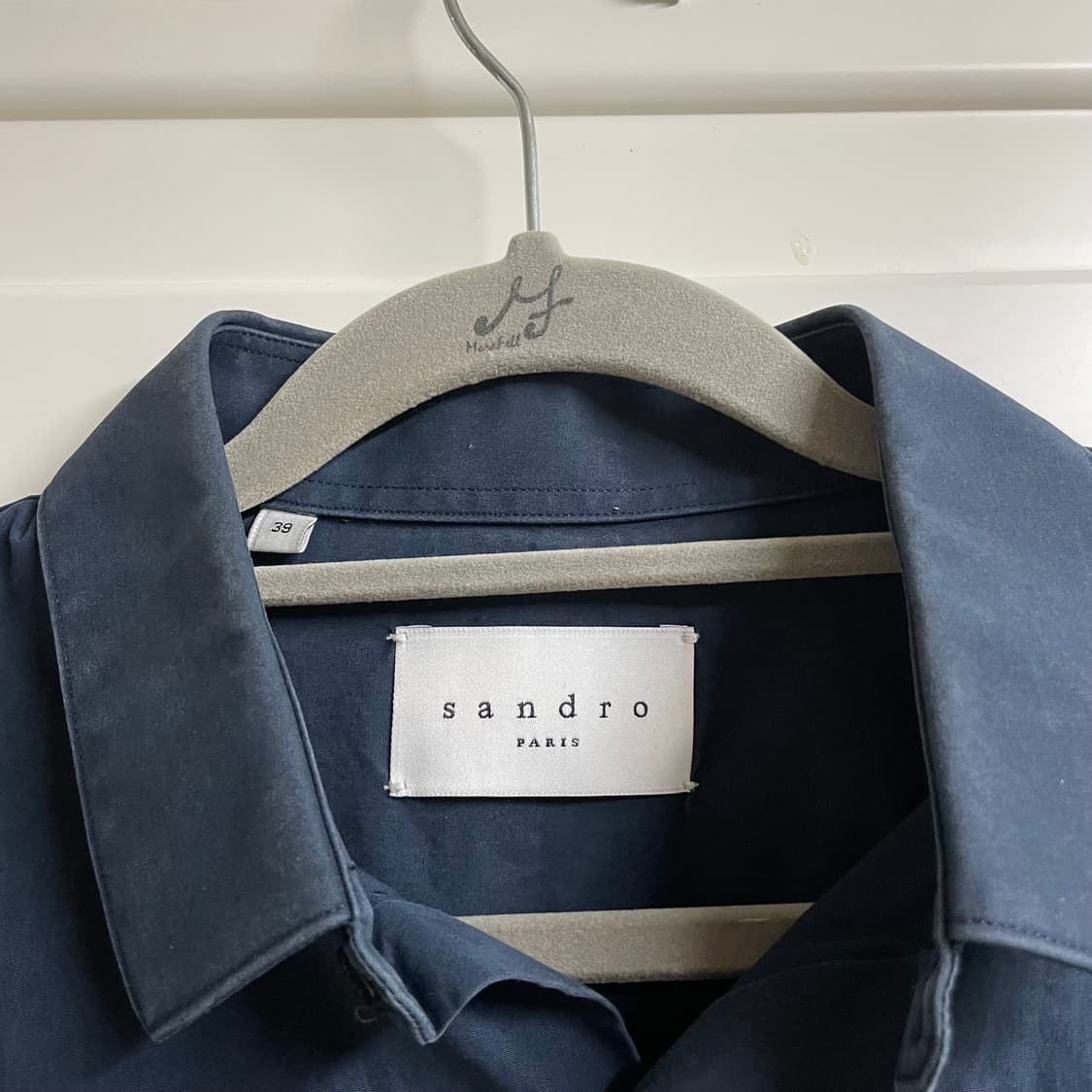 산드로 네이비 색상 긴팔 셔츠입니다 상품이미지2