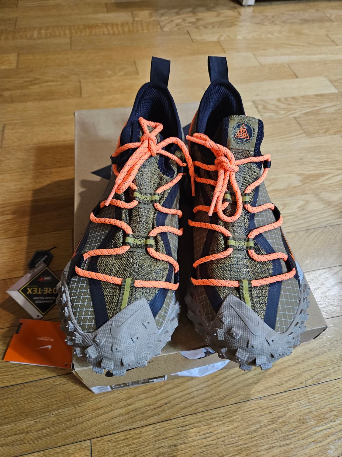 10분 착용 나이키 acg 마운틴플라이 로우 고어텍스 270 크림 정품  상품이미지1