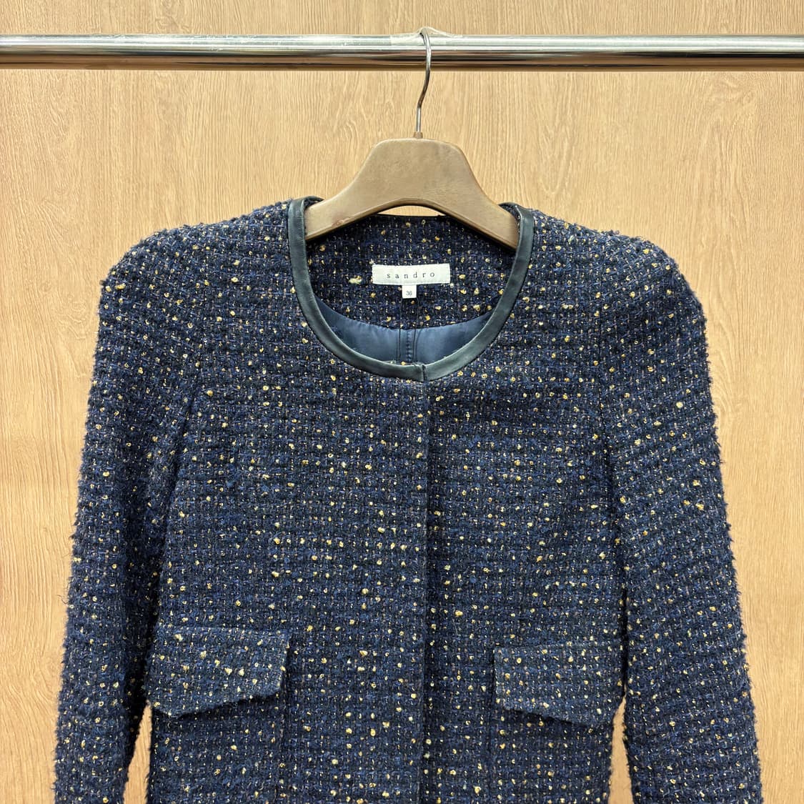 산드로 노카라 트위드 자켓 골드 컬러 포인트 믹스 포켓 디테일 네이비 상품이미지4