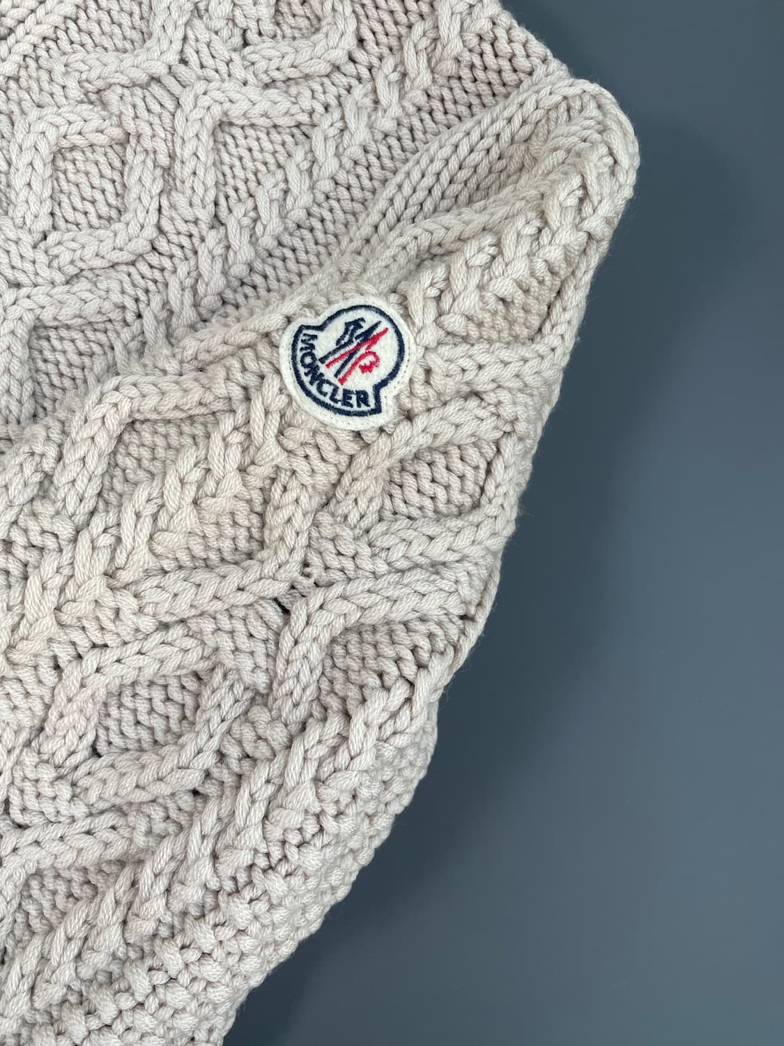 [L] 몽클레어 와펜로고 케티블 꽈배기 니트 가디건 상품이미지5