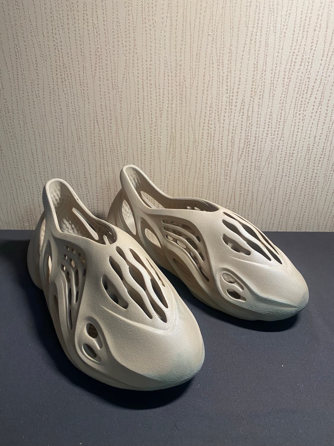 아디다스 이지 폼 러너 오커 285 상품이미지1