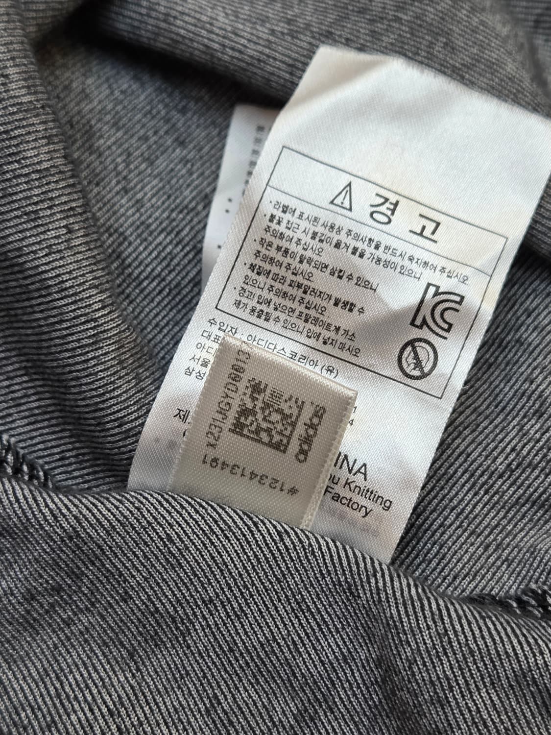 아디다스 벨벳 블랙 원피스 130사이즈입니다. 부드러운 벨벳 소재로 고급 상품이미지6