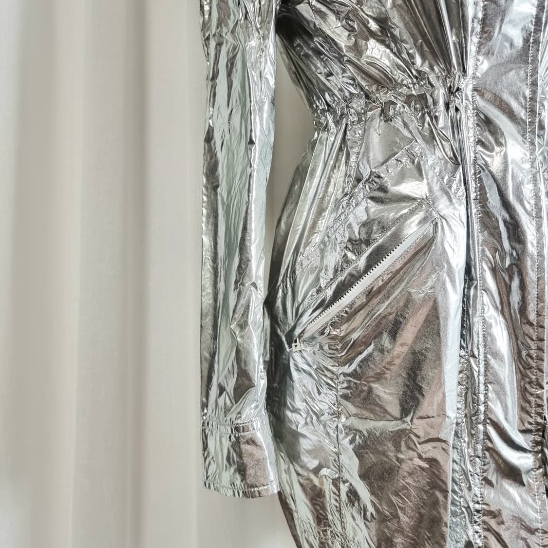 토리버치 메탈릭실버 나일론100 롱 바람막이 점퍼 자켓 (55) 상태최상 상품이미지6