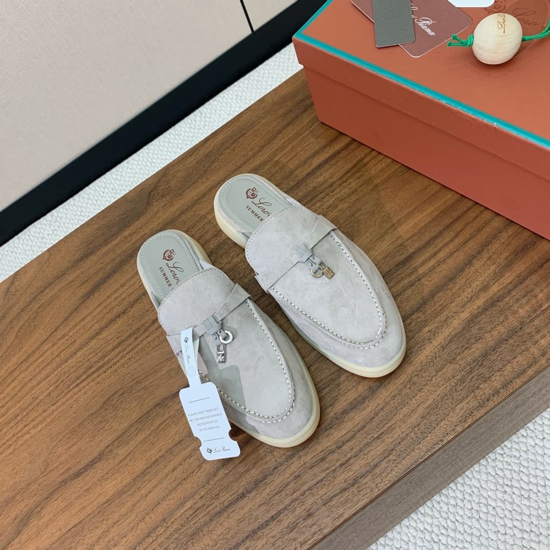 로로 피아나 참스 스웨이드 뮬 슬리퍼 상품이미지1