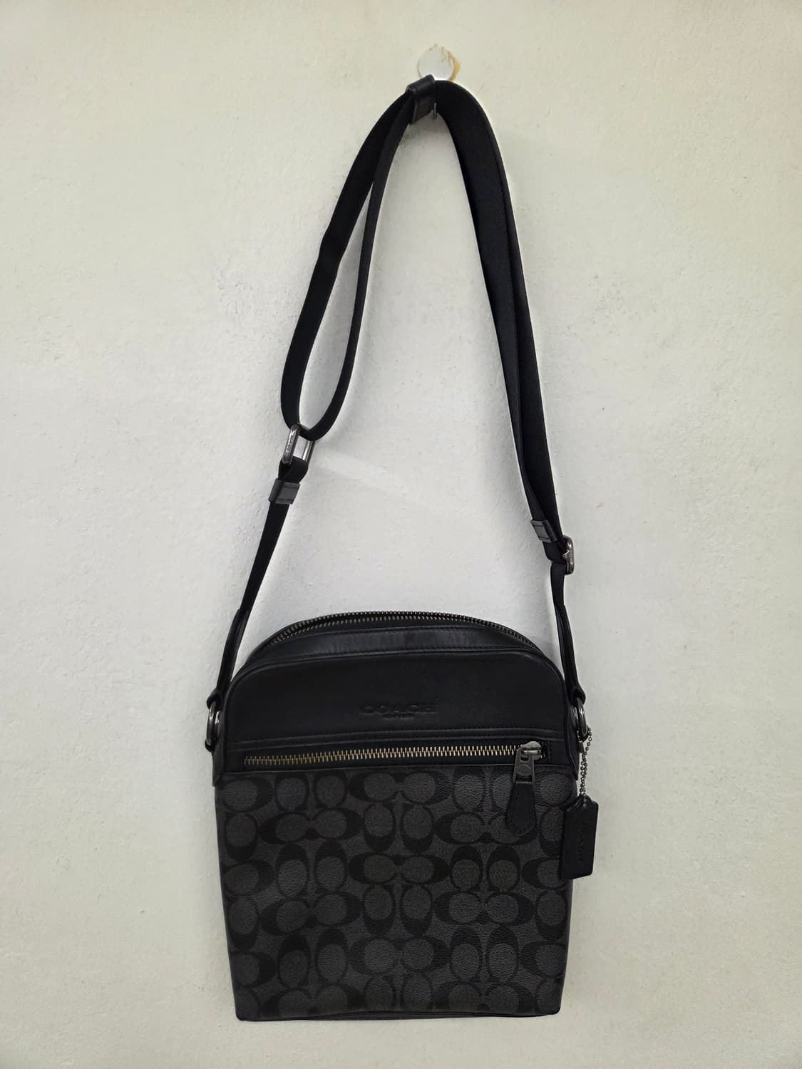 코치 시그니처 패턴 크로스백 블랙 상품이미지1