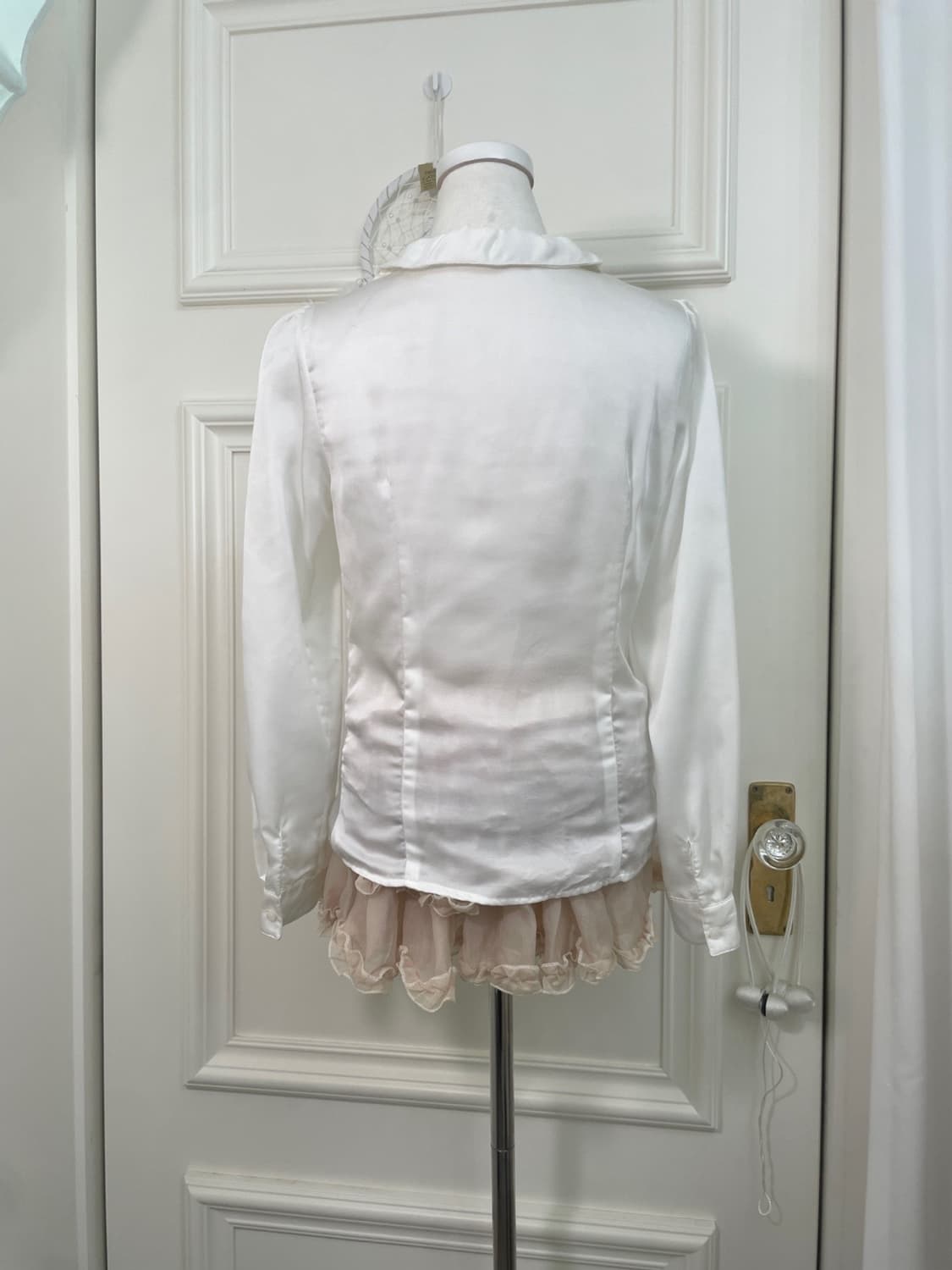 ivory satin ruffle blouse(size-2)  상품이미지3
