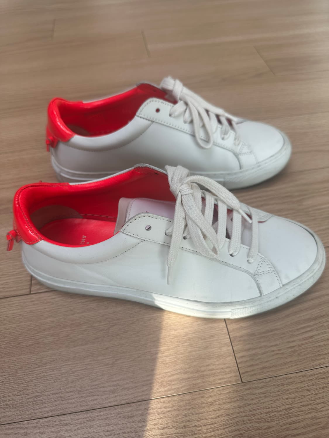 지방시 스니커즈 35반 사이즈 팝니다 상품이미지3