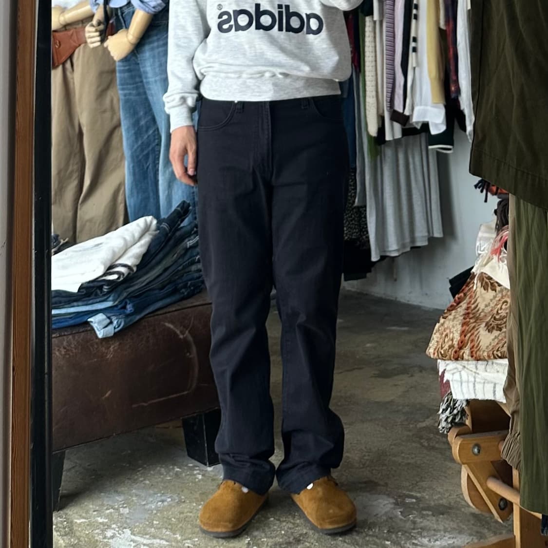 (착용컷) Wrangler 블랙 진 (남성용 32.5) 상품이미지4