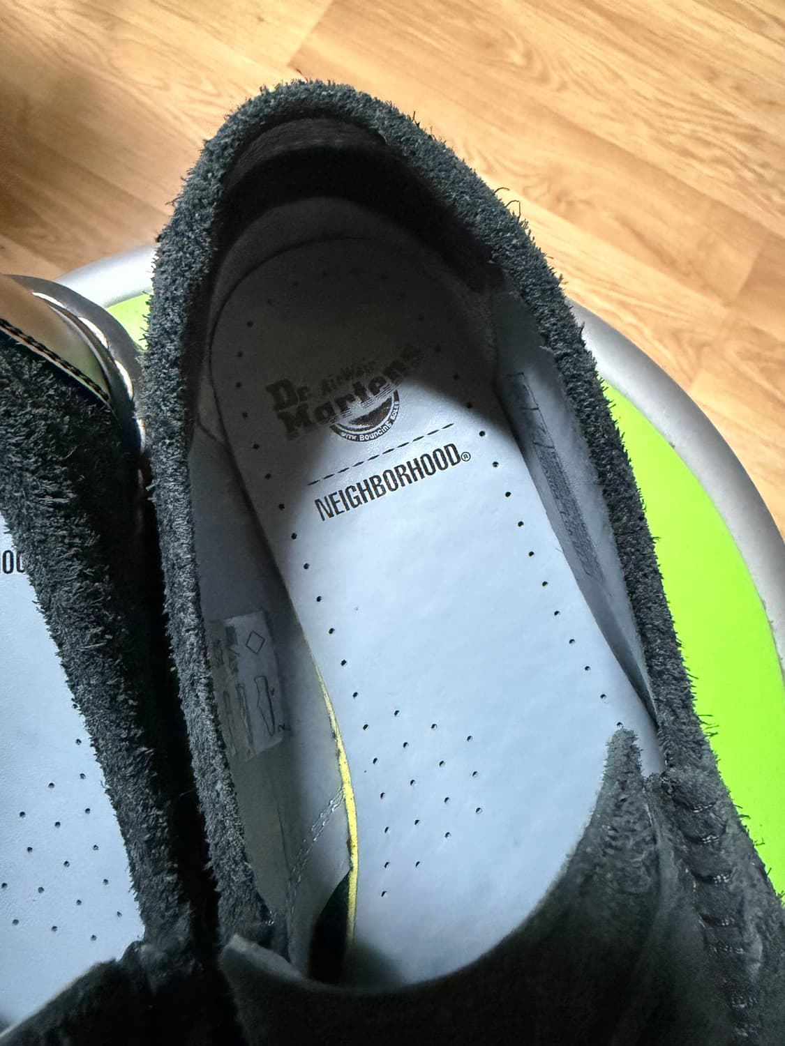 닥터마틴 x 네이버후드 스웨이드 로퍼 블랙 상품이미지3